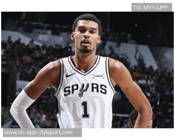 文班在下半场遭遇严防与犯规困扰仍拼出22分8板4助2帽展现实力