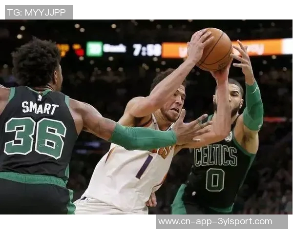 文班低位强攻遭布克防守犯规本场第4次犯规引发争议